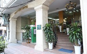 Khách sạn First Eden